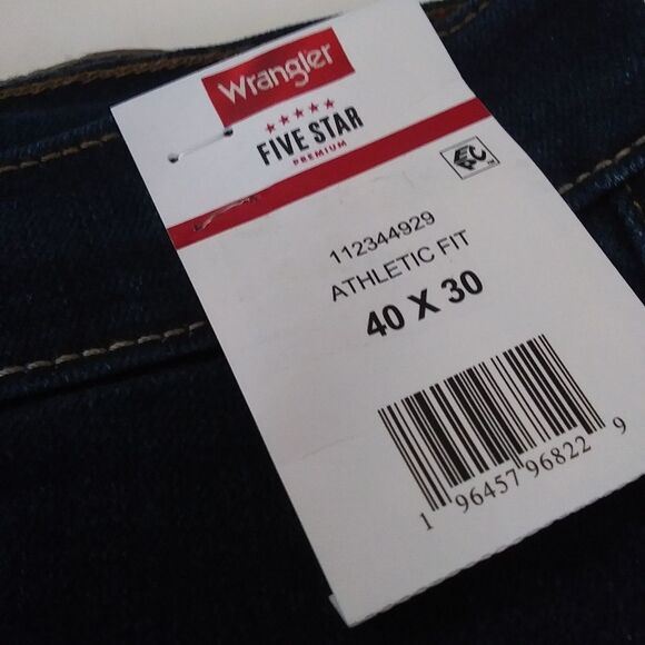 NWT Wrangler Athletic Fit Dark Wash Jeans Size 40x30 - Picture 2 of 4